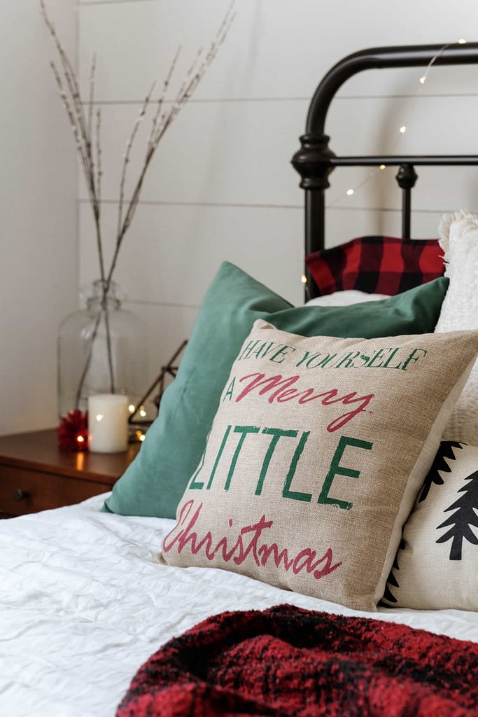 christmas bedroom decor ideas using throw pillows