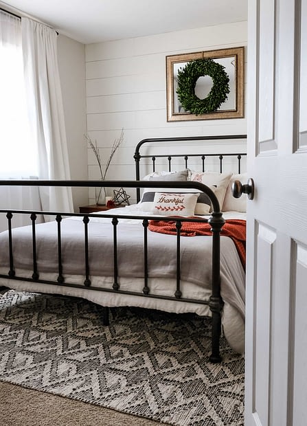 Modern Farmhouse Guest Bedroom | See how to easily blend the farmhouse look with modern finishes to create a space your guests will love!