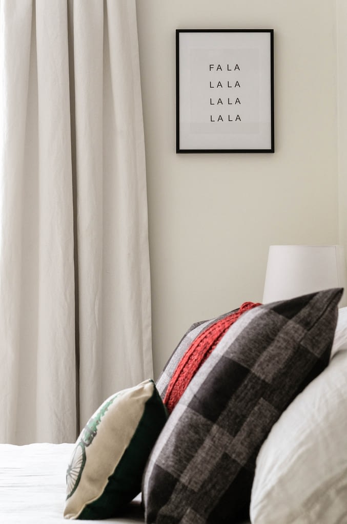 Christmas bedroom ideas using a free printable that reads: "FA LA LA LA LA LA LA LA LA"
