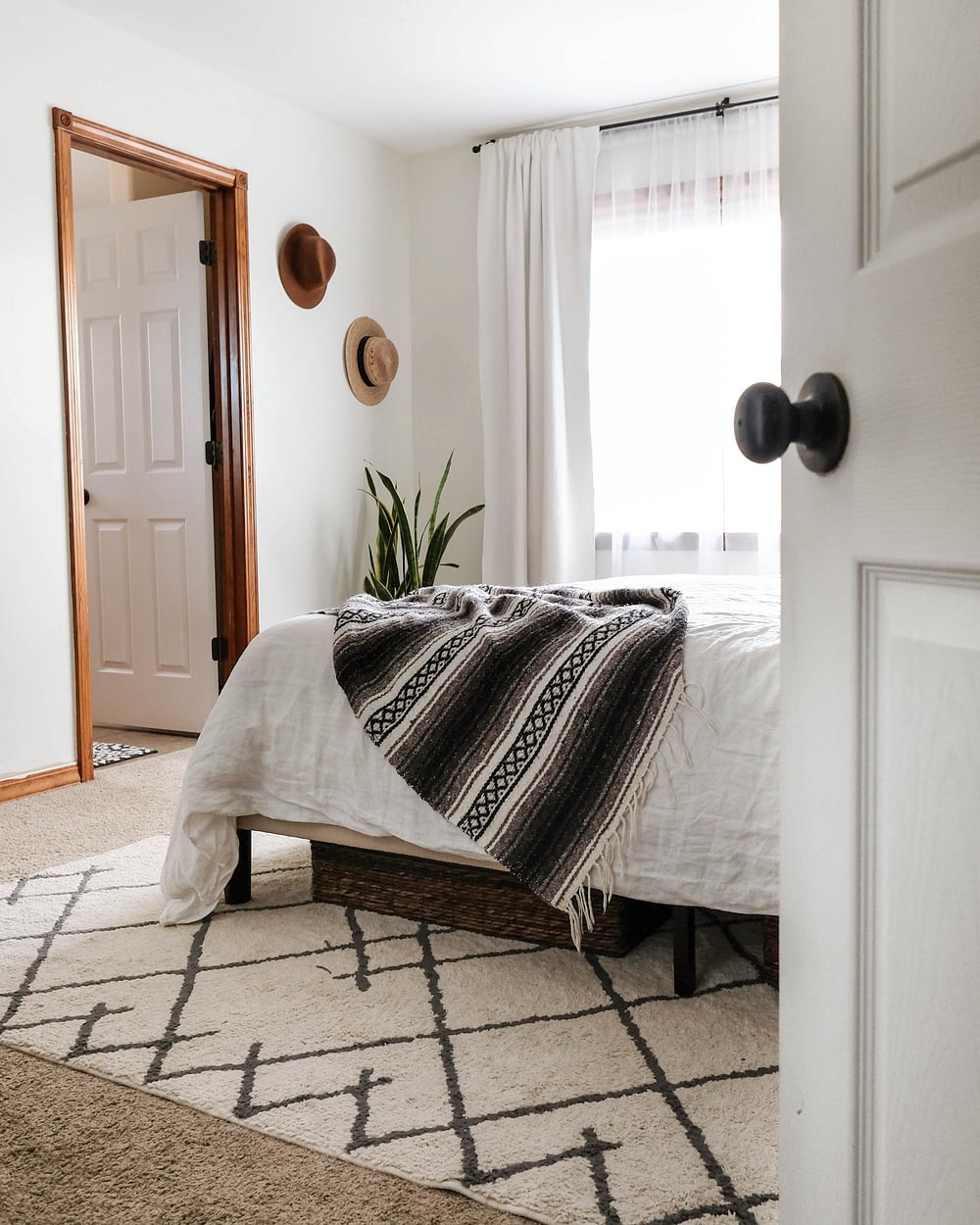 A Modern Rustic Bedroom | See how to blend two styles to create a modern rustic bedroom that is oh so cozy | Joyfully Growing Blog