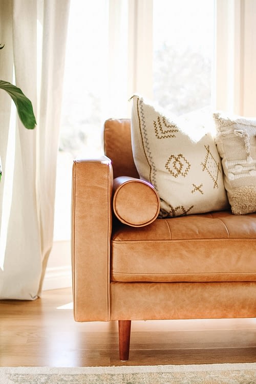 10 Pillow Combinations For Brown Couch, Throw Pillows For Leather Sofa