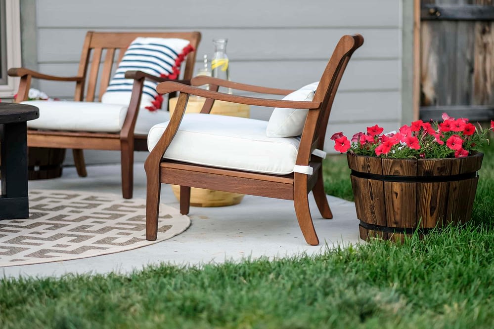 outdoor patio makeover with wooden lawn chairs