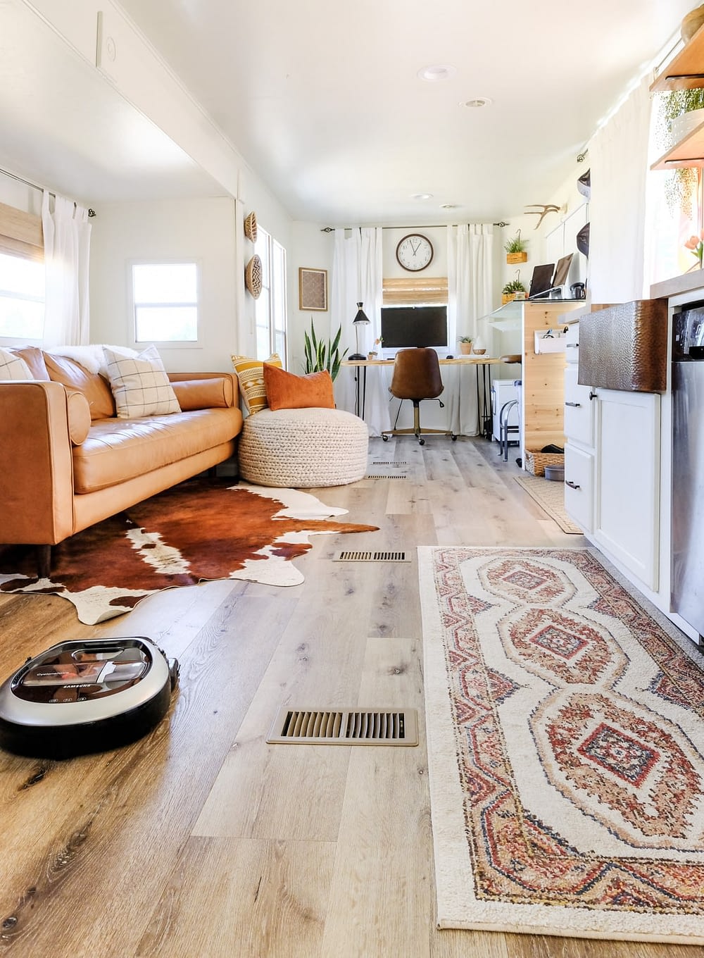 Samsung POWERbot pet plus vacuuming hardwood floors