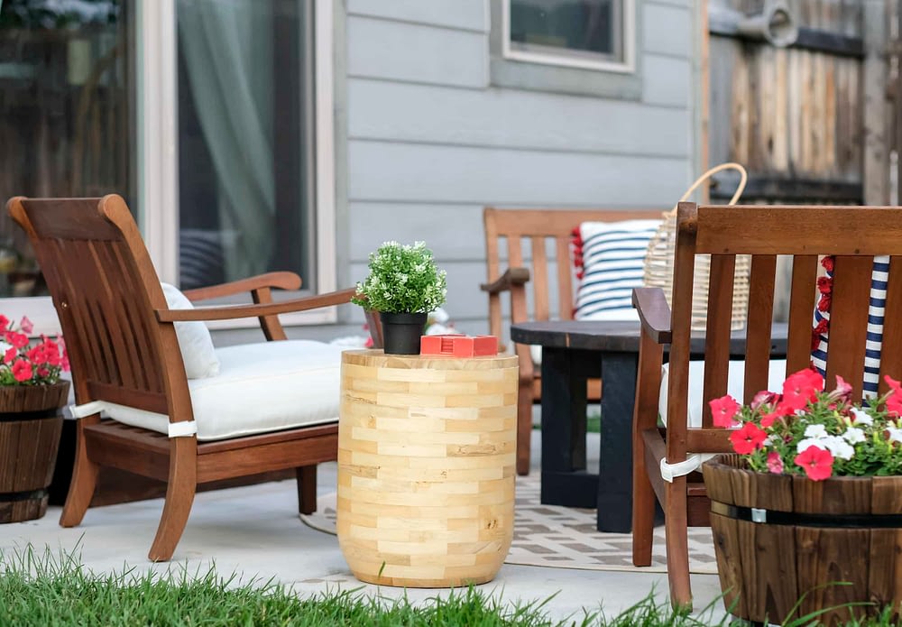 outdoor patio makeover using stools as end tables