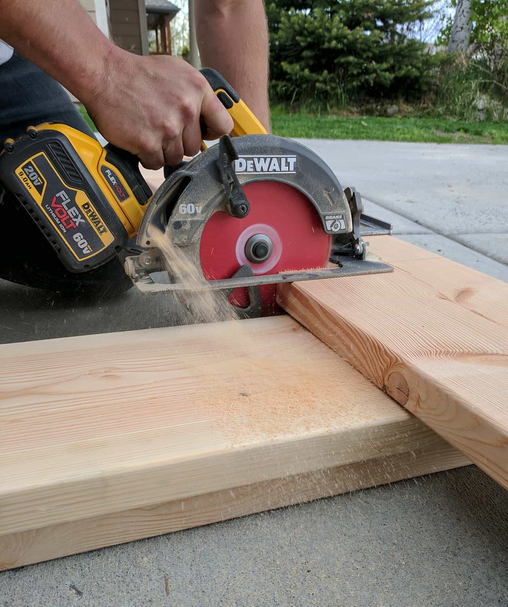 Using a Dewalt Flexvolt circular saw to cut lumber