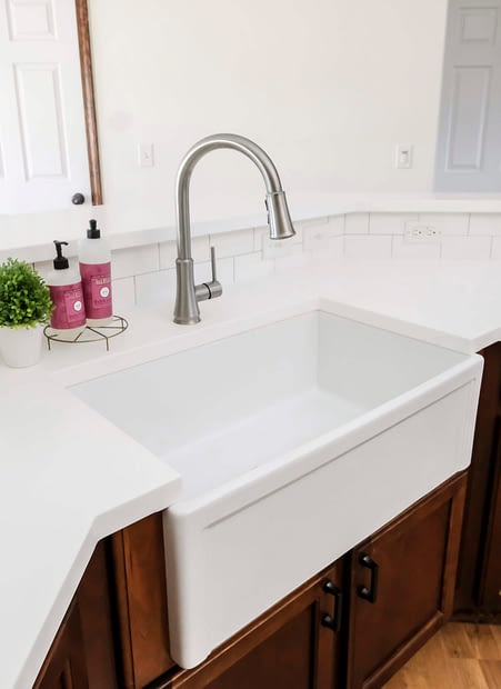 White fireclay farmhouse sink review with pros and cons