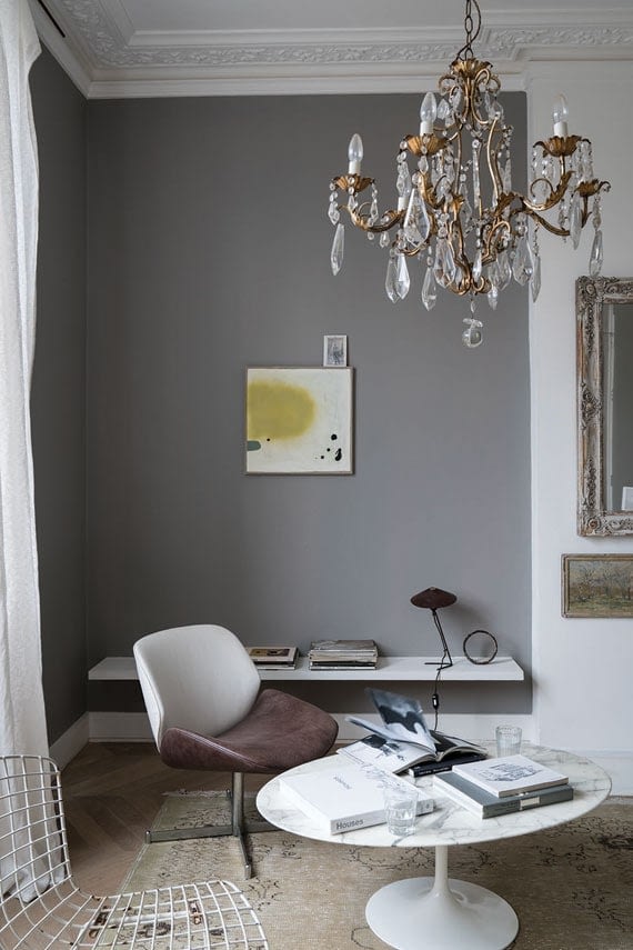 Wosted gray paint color in a sitting room