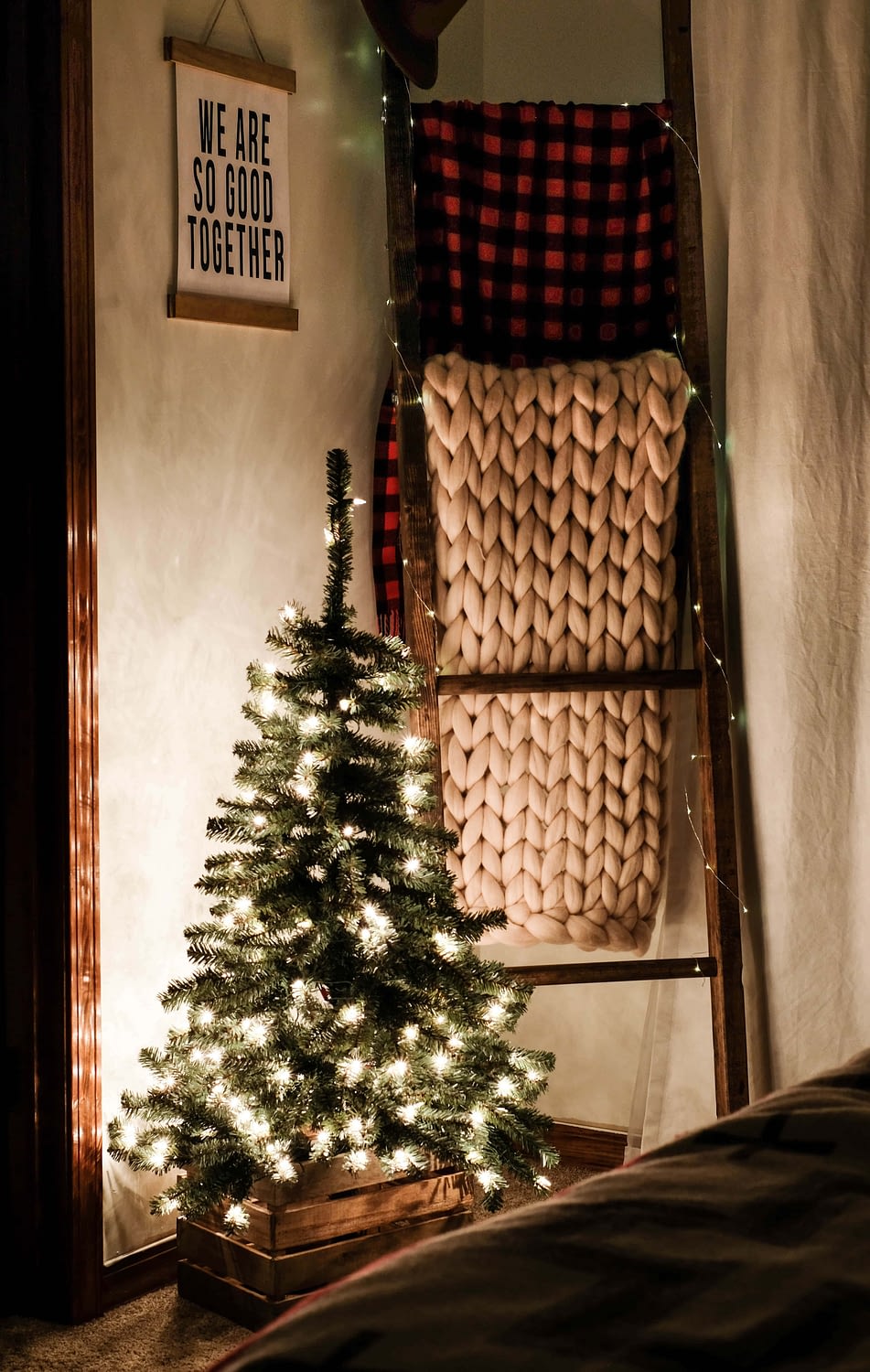 Christmas Lights Tour I Cozy, Christmas Bedroom Interiors I Blanket Ladder I