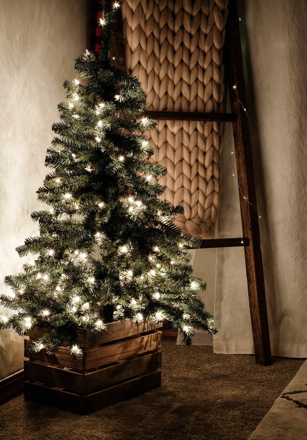 Christmas Lights Tour I Cozy, Christmas Bedroom Interiors I Blanket Ladder