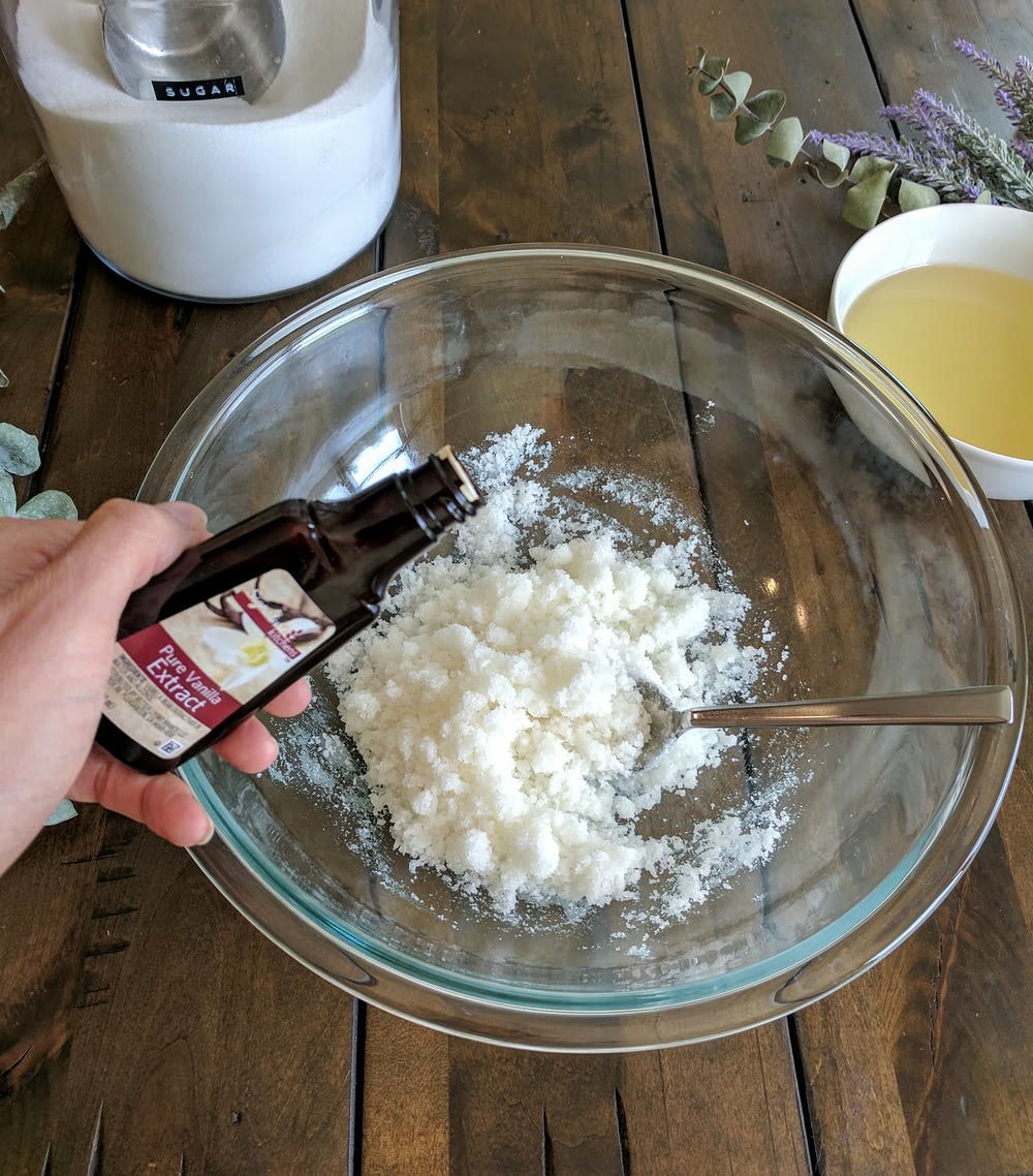 adding vanilla extract to DIY Sugar Scrub